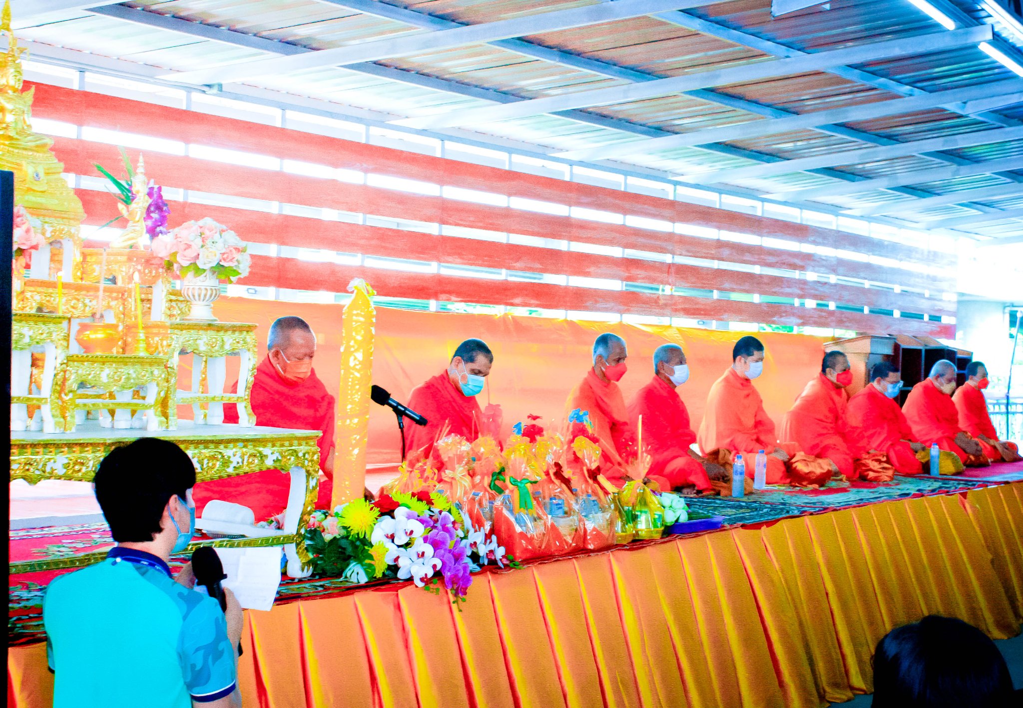 ตักบาตรข้าวสารอาหารแห้ง และถวายเทียนจำนำพรรษา ปีการศึกษา 2565